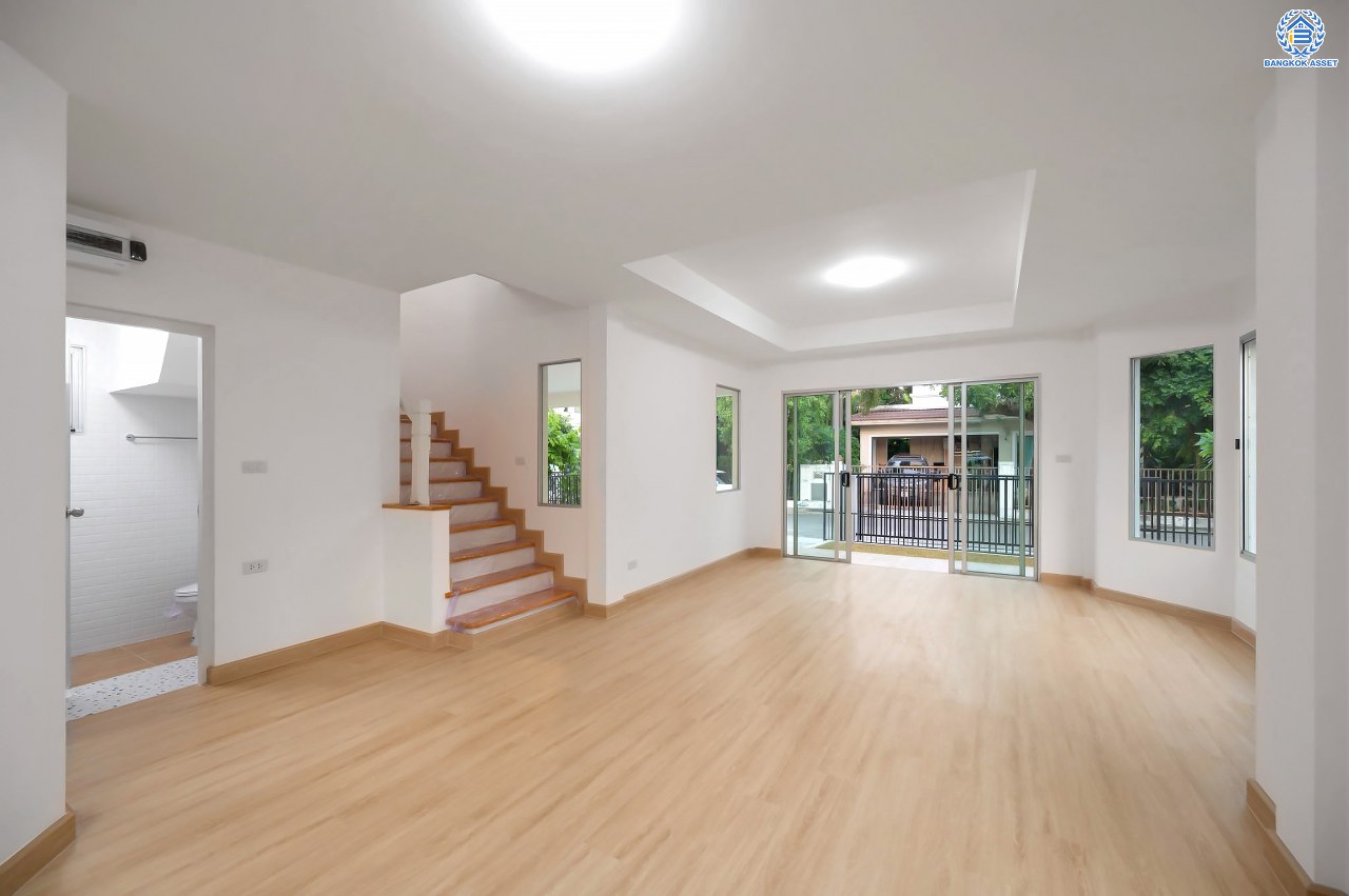 บ้านมือสองตกแต่งใหม่ โครงการ พฤกษ์ลดา ติวานนท์-ราชพฤกษ์ แบรนด์ L&H เนื้อที่ 50.2 ตร.ว. ฟังก์ชัน 3 ห้องนอน 2 ห้องน้ำ จอดรถได้ 2 คัน บ้านสไตล์มินิมอล ดูอบอุ่นน่าอยู่อาศัย บนทำเลติดใหญ่ ถนน 345 เชื่อมต่อหลายน ถนนราชพฤกษ์ ถนนชัยพฤกษ์ ถนนศรีสมาน ใกล้ทางด่วน "ศรีสมาน"...